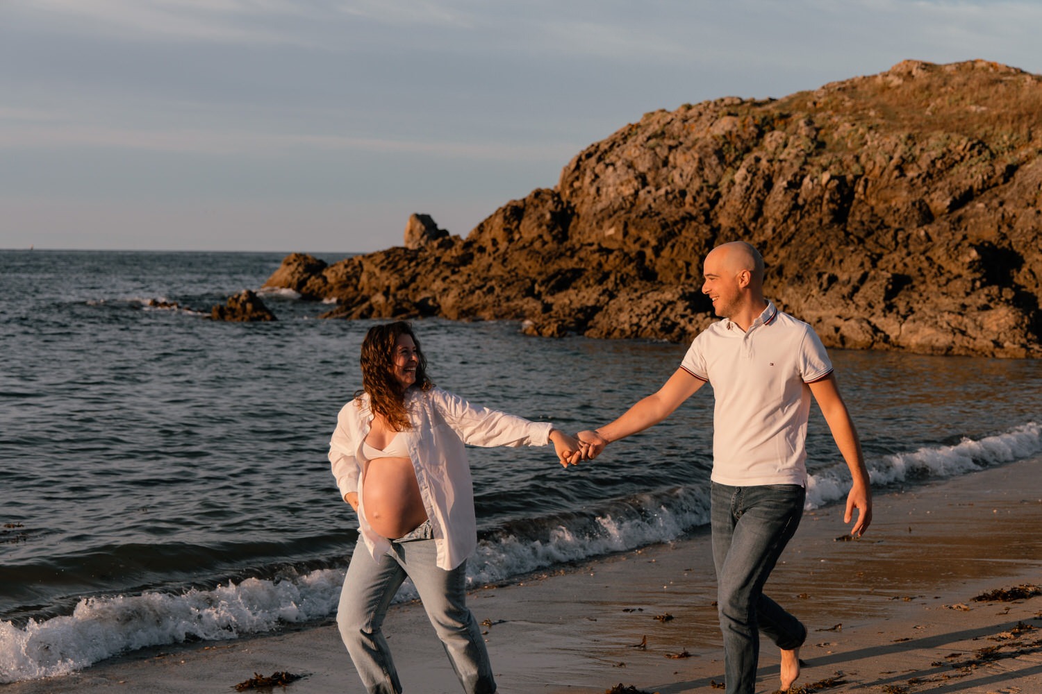 Séance photo grossesse en bord de mer fun au coucher de soleil à Saint-Malo